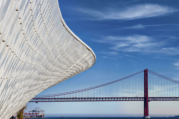 MAAT, Museum für Kunst, Architektur und Technologie mit Vasco da Gama Brücke...
