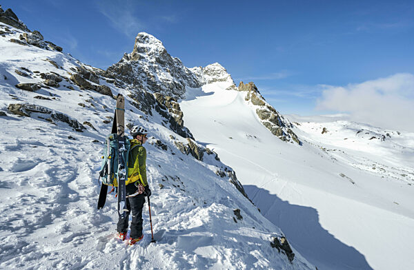 Bergsteiger mit Ski an der Scharte Porta d'Es-cha...
