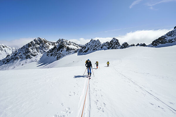 Skitourengeher mit Seil, Seilschaft am Gletscher Vadret da Porchabella beim...
