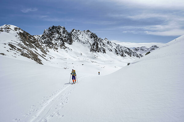 Skitourengeher in Berglandschaft mit Schnee, Aufstieg zur Grialetsch Scharte...