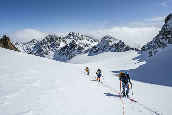 Skitourengeher mit Seil, Seilschaft am Gletscher Vadret da Porchabella beim...