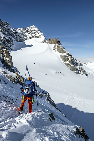Bergsteiger mit Ski an der Scharte Porta d'Es-cha...
