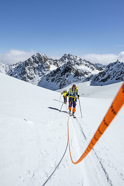 Skitourengeher gehen am Seil über Gletscher Vadret da Porchabella...