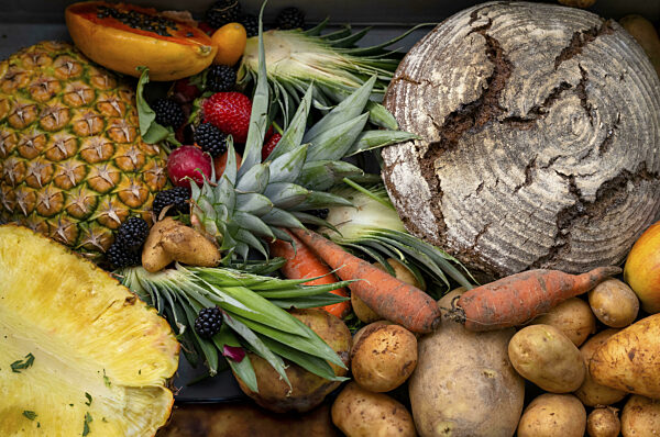 Reste von Lebensmittel, Nahrungsreste, Lebensmittelreste, Food, Laib Brot...