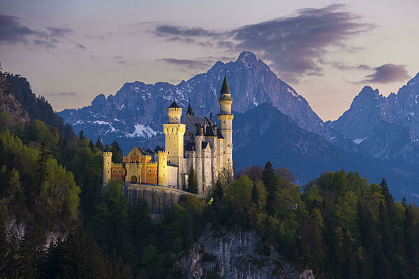 Märchenschloss vor Bergkulisse im sanften Abendlicht, Neuschwanstein...