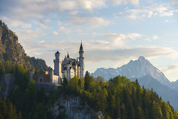 Romantisches Schloss vor Alpenkulisse bei Dämmerung, Neuschwanstein...
