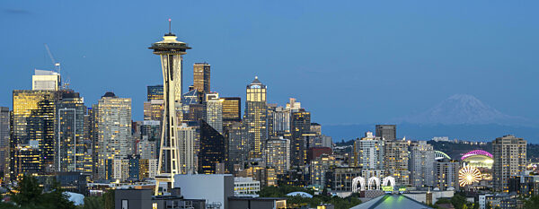Skyline von Seattle zur blauen Stunde mit Mt...
