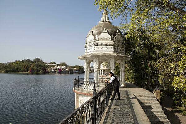 Pagode im Swaroop Sagar Garten am See Swaroop Sagar, Udaipur, Rajasthan, Indien