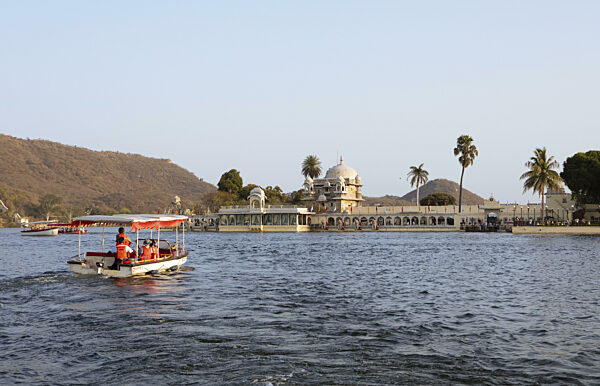 Ausflugsboot auf dem See Pichola, hinten Jagmandir Island Palace oder...
