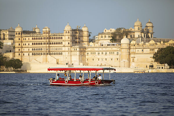 Ausflugsboot auf dem See Pichola, hinten der Stadtpalst oder City Palace im...