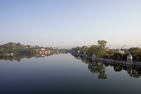 Swaroop Sagar See im Morgenlicht, Udaipur, Rajasthan, Indien