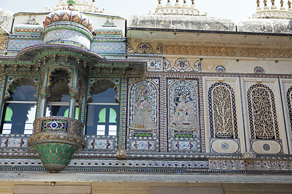 Mosaiken in einem Innenhof des City Palace Museum, Stadtpalast von Udaipur...