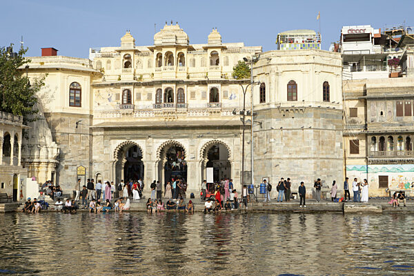 Gangaur Ghat oder Gangori Ghat am See Pichola, Udaipur, Rajasthan, Indien