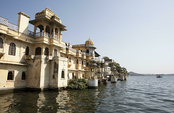 Gangaur Ghat oder Gangori Ghat am See Pichola, Udaipur, Rajasthan, Indien