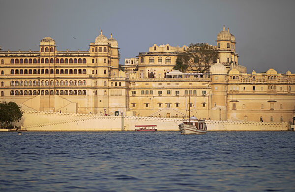 Ausflugsboote auf dem See Pichola, hinten der Stadtpalast oder City Palace...