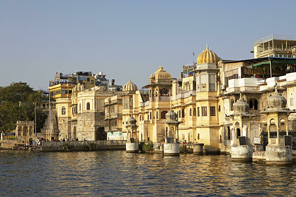 Gangaur Ghat oder Gangori Ghat am See Pichola im Abendlicht, Udaipur...