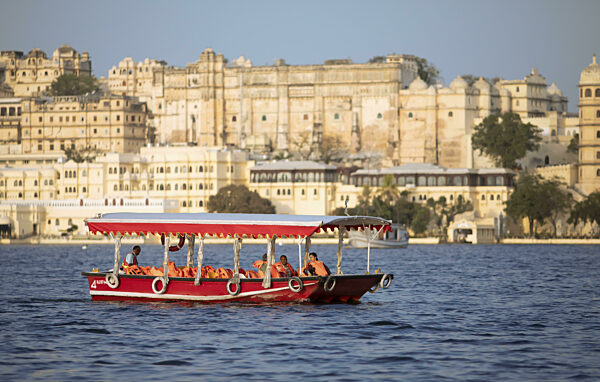 Ausflugsboot auf dem See Pichola, hinten der Stadtpalst oder City Palace im...