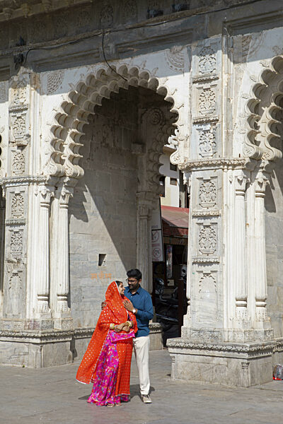 Indisches Paar am Gangaur Ghat oder Gangori Ghat, Udaipur, Rajasthan, Indien