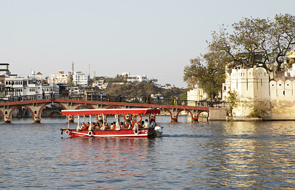Ausflugsboot auf dem See Pichola, Udaipur, Rajasthan, Indien