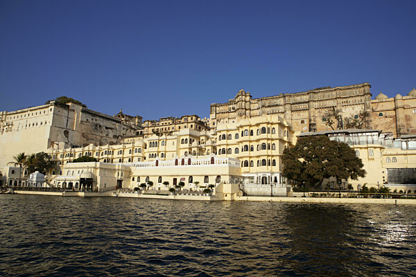 Stadtpalast oder City Palace am See Pichola im Abendlicht, Udaipur...