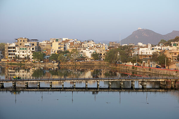 Udaipur und der Swaroop Sagar See im Morgenlicht, Rajasthan, Indien