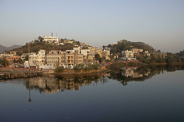 Udaipur und der Swaroop Sagar See im Morgenlicht, Rajasthan, Indien