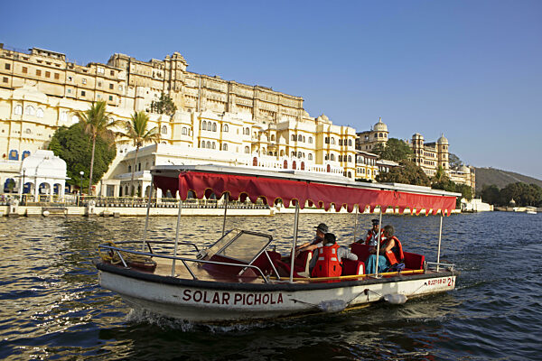 Ausflugsboot auf dem See Pichola, hinten der Stadtpalast oder City Palace im...