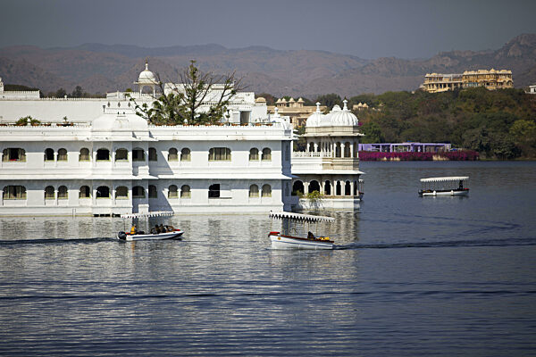Boote auf dem Pichola-See, hinten das Taj Lake Palace Hotel, Udaipur...