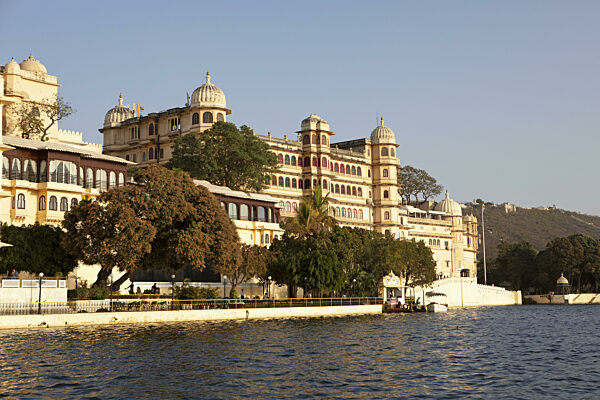 Stadtpalast oder City Palace am See Pichola im Abendlicht, Udaipur...