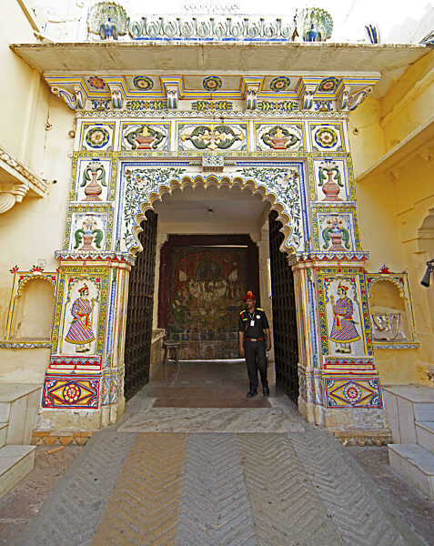 Buntes Tor im Stadtpalast oder City Palace, Udaipur, Rajasthan, Indien