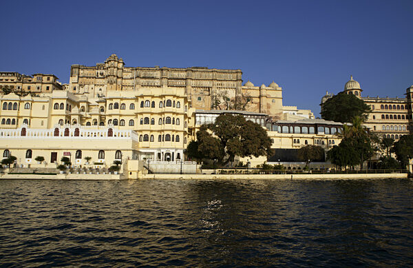 Stadtpalast oder City Palace am See Pichola im Abendlicht, Udaipur...