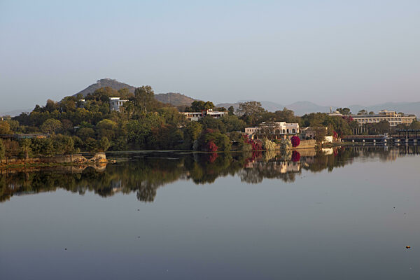 Swaroop Sagar See im Morgenlicht, Udaipur, Rajasthan, Indien