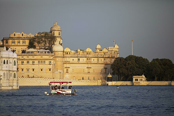 Ausflugsboot auf dem See Pichola, hinten der Stadtpalst oder City Palace im...
