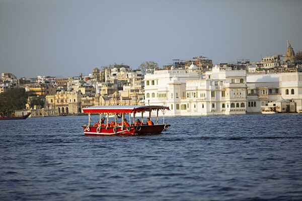 Ausflugsboot auf dem See Pichola, hinten die Altstadt, Udaipur, Rajasthan...