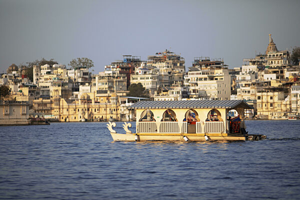 Ausflugsboote auf dem See Pichola, hinten die Altsatdt im Abendlicht...