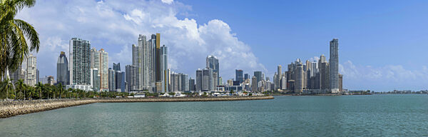 Panoramablick auf die Skyline der Innenstadt von Panama City und das...
