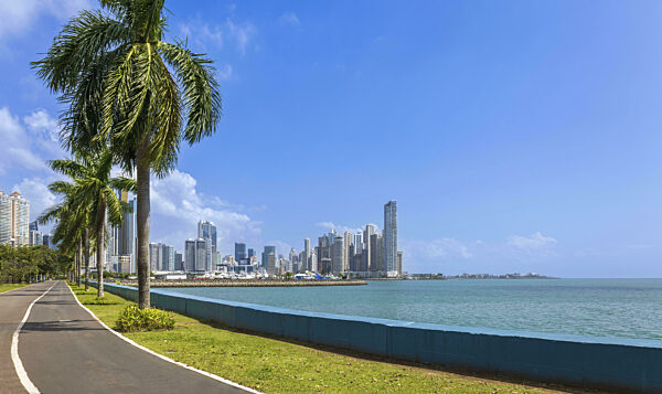 Panoramablick auf die Skyline der Innenstadt von Panama City und das...