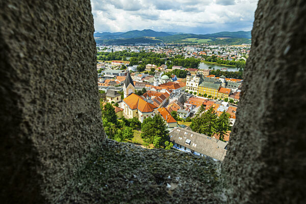Blick von der Burg auf die Stadt Tren?ín, die Pfarrkirche der Geburt der...