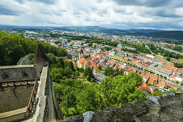 Blick von der Burg auf die Stadt Tren?ín, die Pfarrkirche der Geburt der...