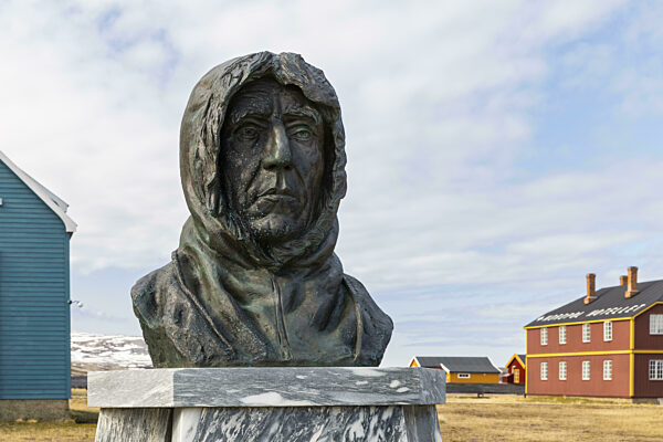 Roald Amundsen zwischen Häusern, Ny-Alesund, Spitzbergen, Svalbard