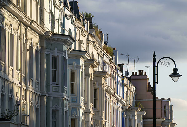 Straßenlaterne, Reihenhäuser, Stadthäuser mit unterschiedlichen...