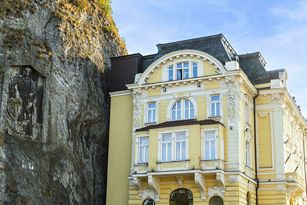 Hotel Elizabeth mit Relief von Jan Jiskra am Berg der Burg in Trencin...