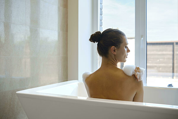 Eine Frau genießt einen ruhigen Moment in einer geräumigen...