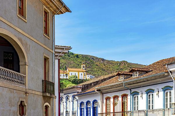 Stadtbild von Ouro Preto mit seinen historischen Häuserfassaden und Kirchen...
