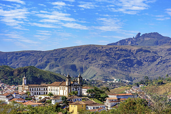 Stadt Ouro Preto von oben gesehen mit den Bergen im Hintergrund, Ouro Preto...