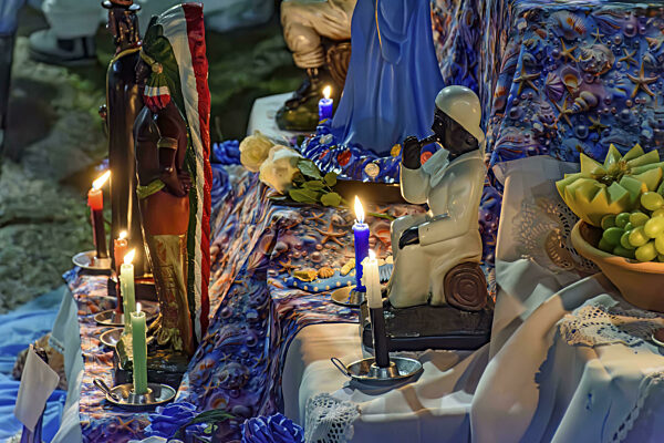 Altar mit Umbanda Gottheiten und von Kerzen beleuchteten Kultgegenständen...