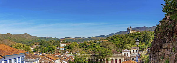 Panorama der historischen Stadt Ouro Preto inmitten der Berge des...