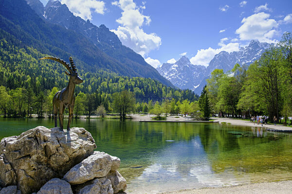 Steinbock-Skulptur am Jasna See im Nationalpark Triglav, Kranjska Gora...