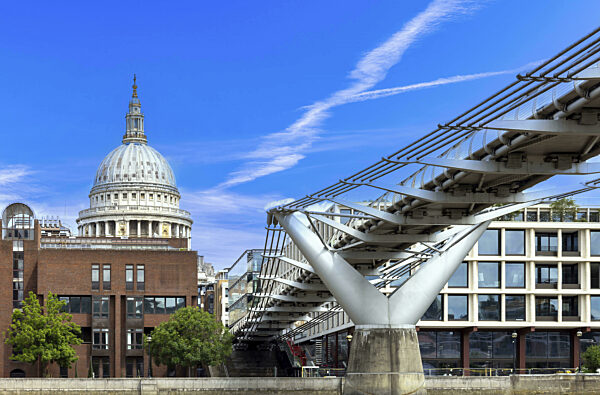 Millennium Bridge im Finanzzentrum von London, Blick von der Themse
