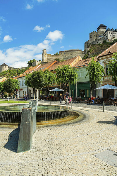 Brunnen und Fontäne Mark Aurel am Friedensplatz mit Burg Trencin im...
